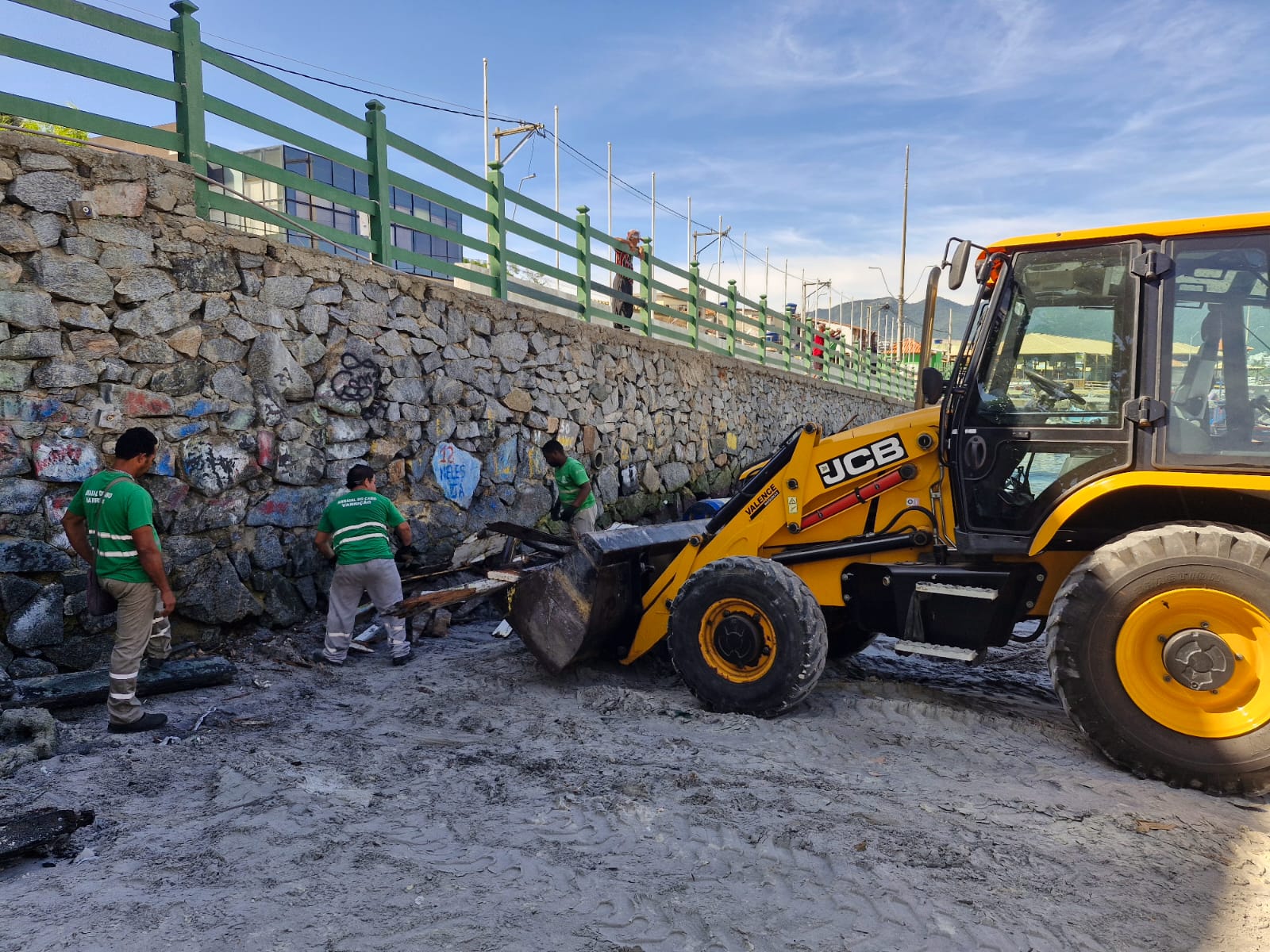 Arraial do Cabo realiza limpeza de estaleiro na Praia dos Anjos