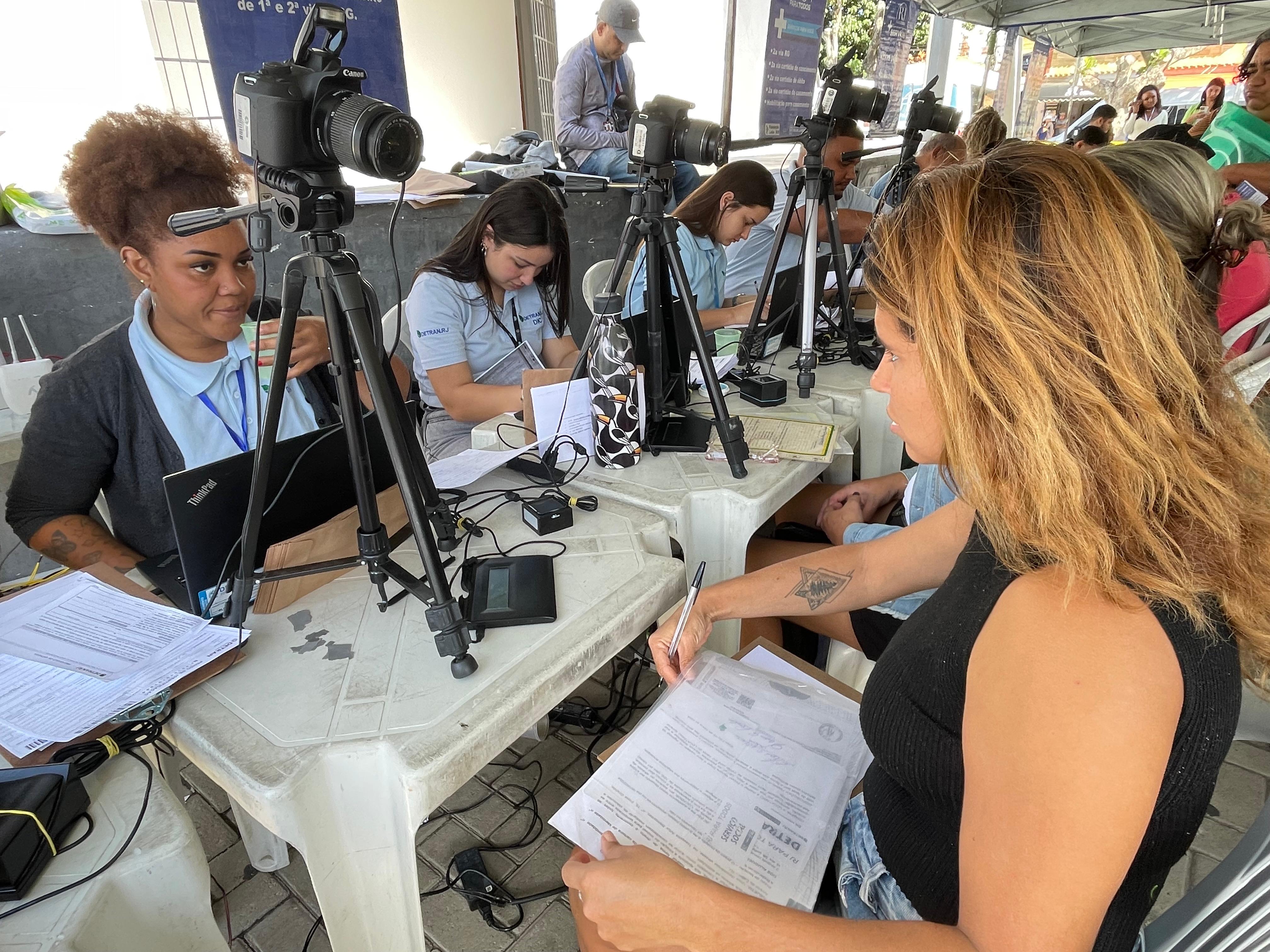 “RJ para Todos + Serviços” leva atendimento gratuito à população de Arraial do Cabo