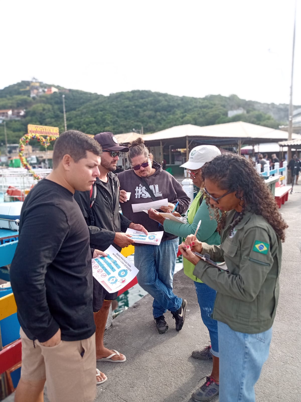 Marina dos Pescadores recebe nova ação de educação ambiental sobre avistamento de baleias e golfinhos em Arraial do Cabo