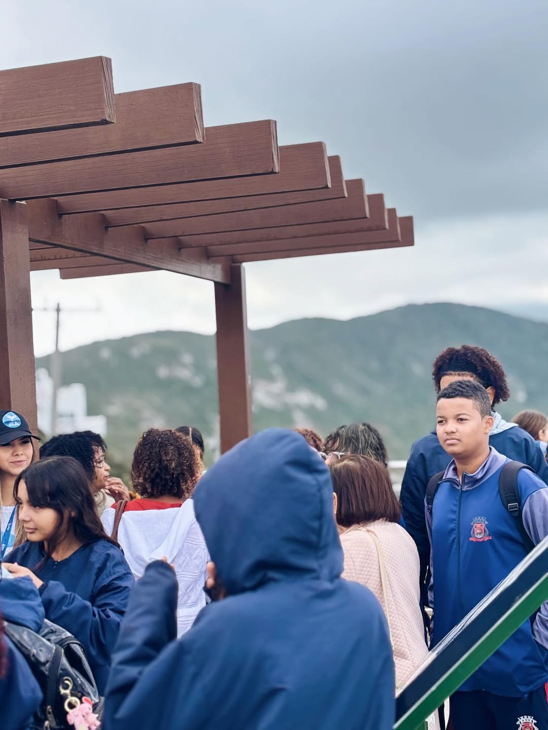 Alunos vivenciam experiência de pesquisa sobre baleias e golfinhos em Arraial do Cabo