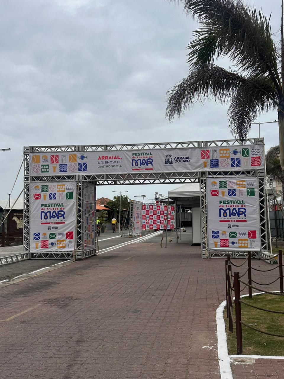 É HOJE: Festival de Frutos do Mar de Arraial do Cabo começa nesta sexta-feira (7), na Praia Grande, com pratos a R$ 35, chope artesanal e shows gratuitos