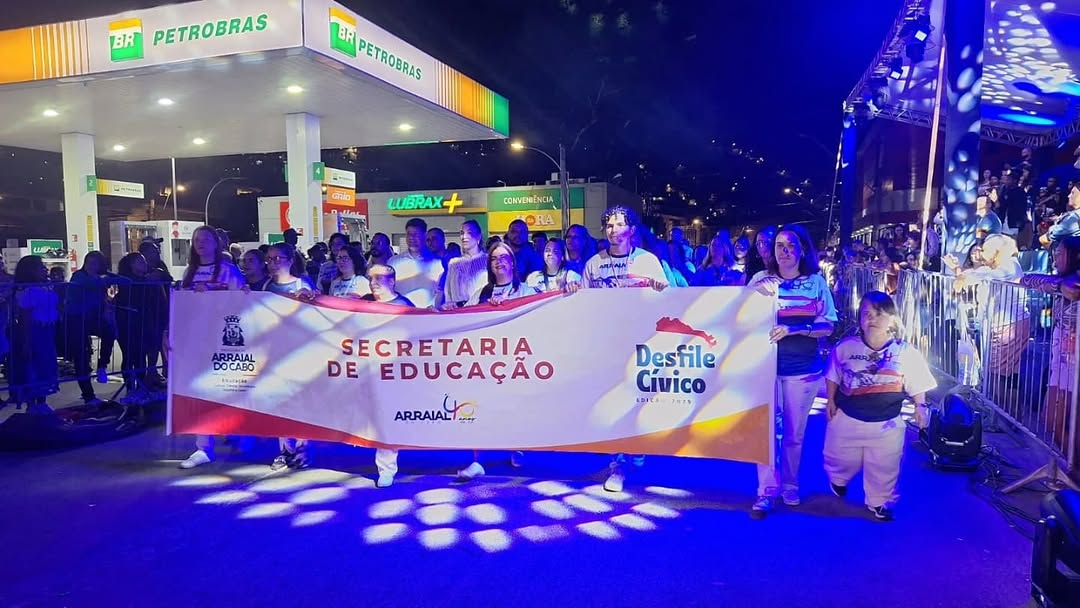 Profissionais da Educação são destaque no desfile cívico de Arraial do Cabo
