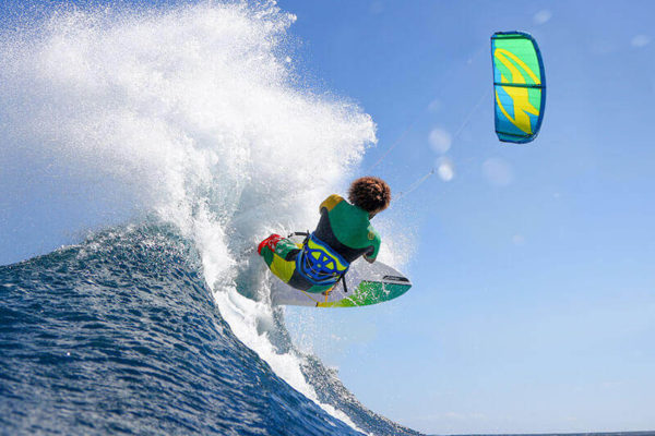 Kitesurfista à deriva é resgatado em Arraial do Cabo